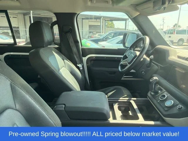 Used 2020  Land Rover SE image 12