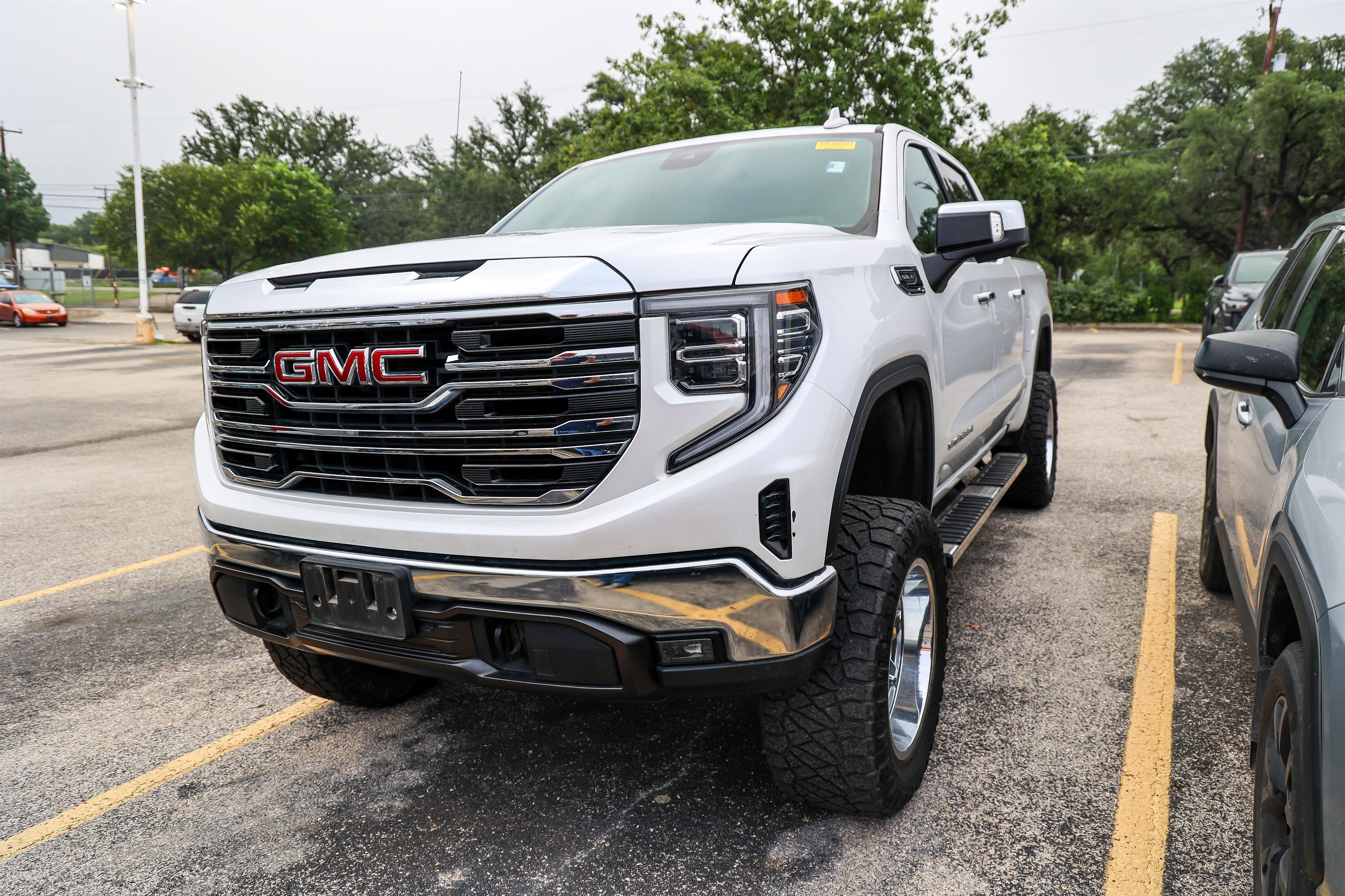 Used 2024 White Frost Tricoat GMC SLT image 1