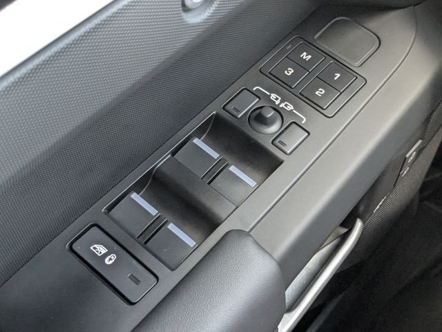 Used 2025  Land Rover X-Dynamic SE image 22