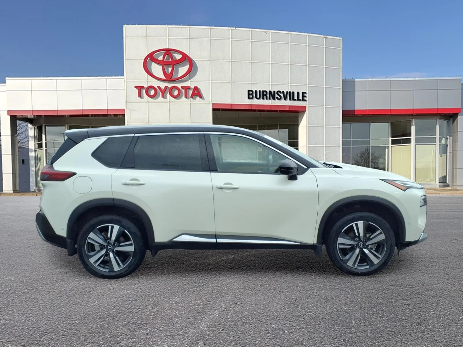 Used 2023 Nissan Rogue Platinum with VIN JN8BT3DD0PW308991 for sale in Burnsville, Minnesota