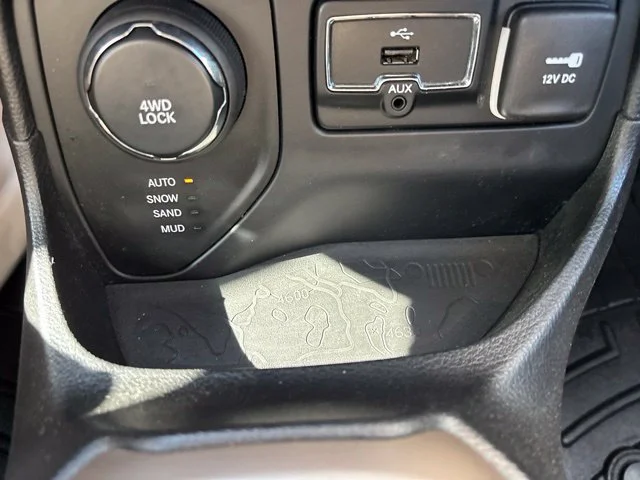 Used 2016 Colorado Red Jeep Latitude image 27