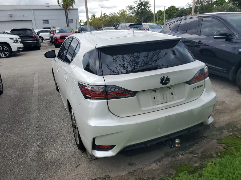Used 2017 White Lexus 200h image 5