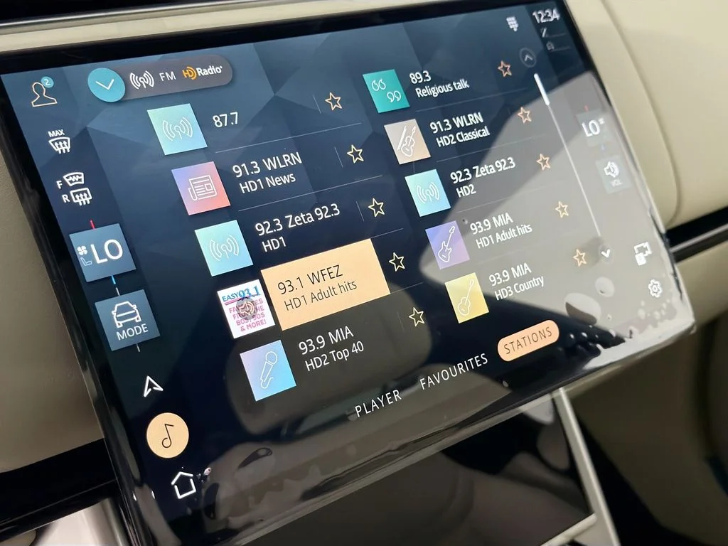 New 2026 Ostuni Pearl White Land Rover SE image 15