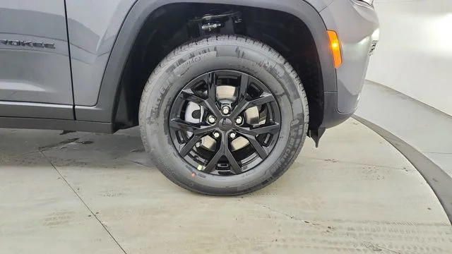 New 2026 Baltic Gray Metallic Clearcoat Jeep Altitude image 15