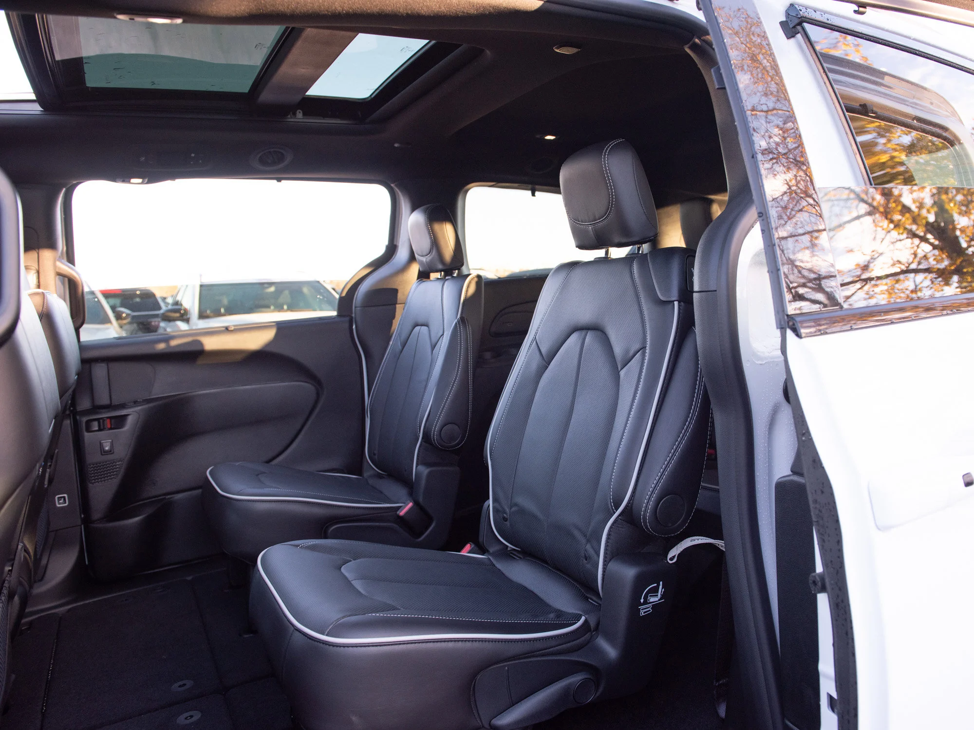 Used 2025 White Chrysler Limited* AWD, Safety Sphere, Panoramic Sunroof, Cooled/Heated Leather image 21