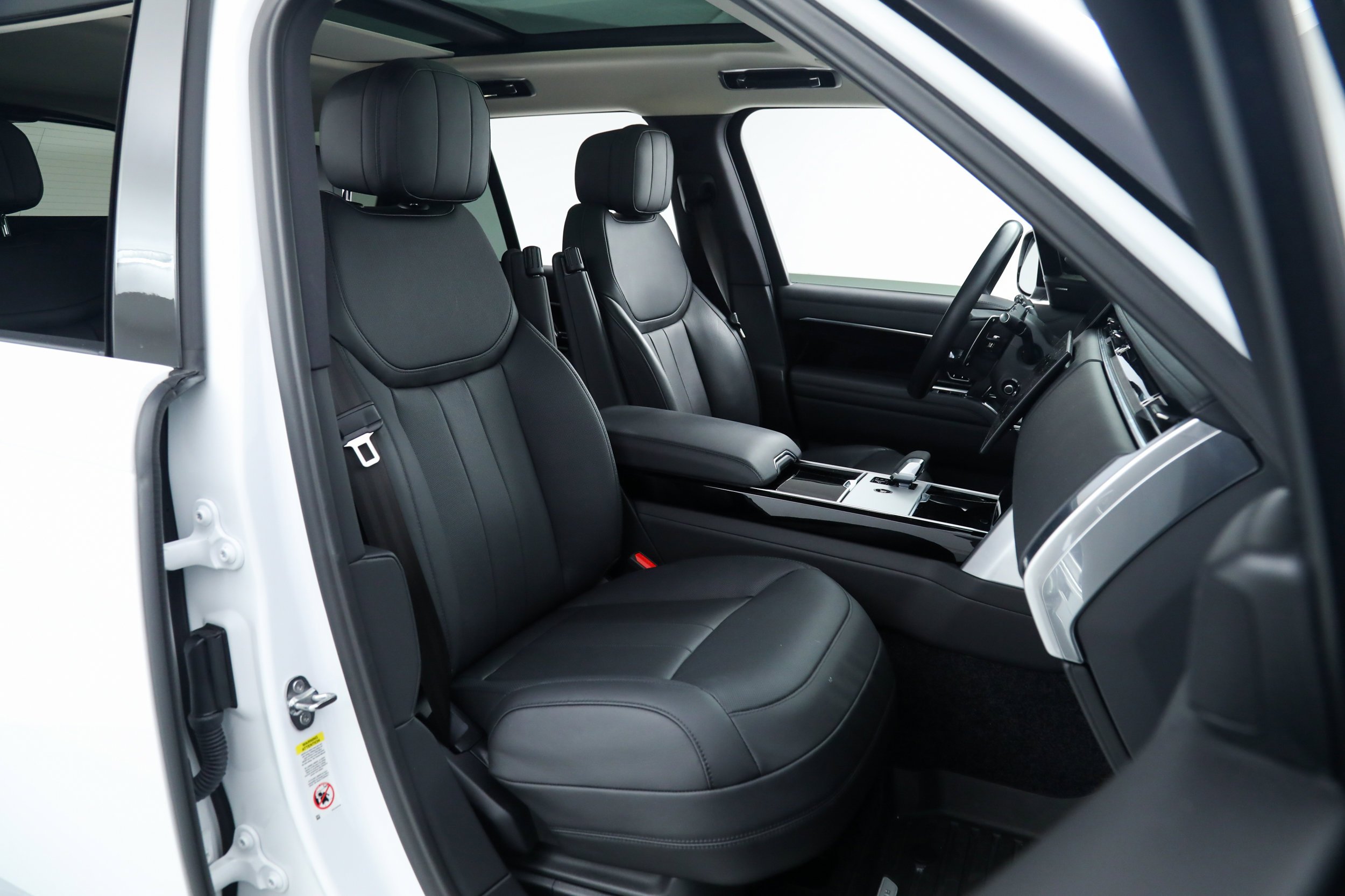 Used 2024 White Land Rover SE image 14