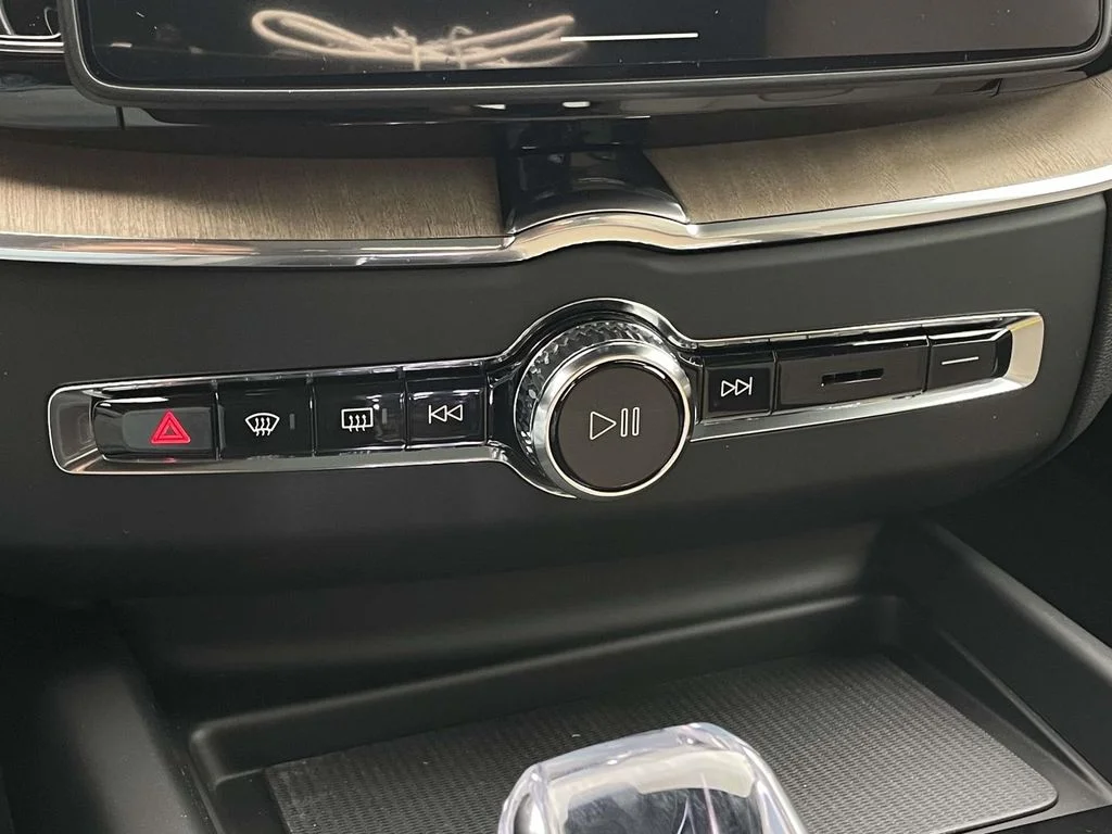 New 2026 Onyx Black Metallic Volvo Core image 19