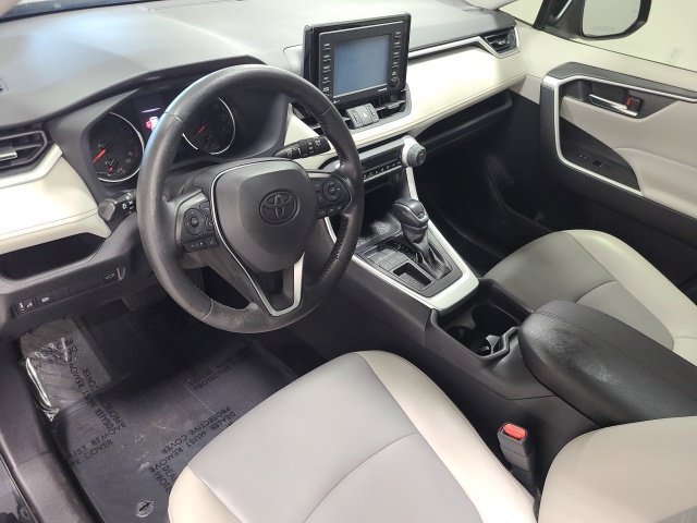 Used 2020 Midnight Black Metallic Toyota XLE Premium image 23