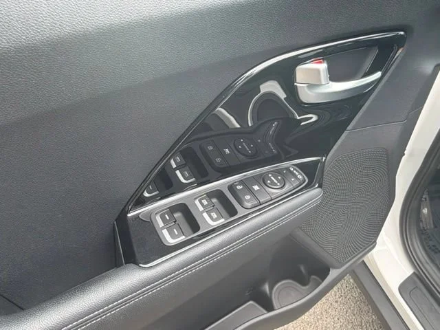 Used 2022 Snow White Pearl Kia EX image 17
