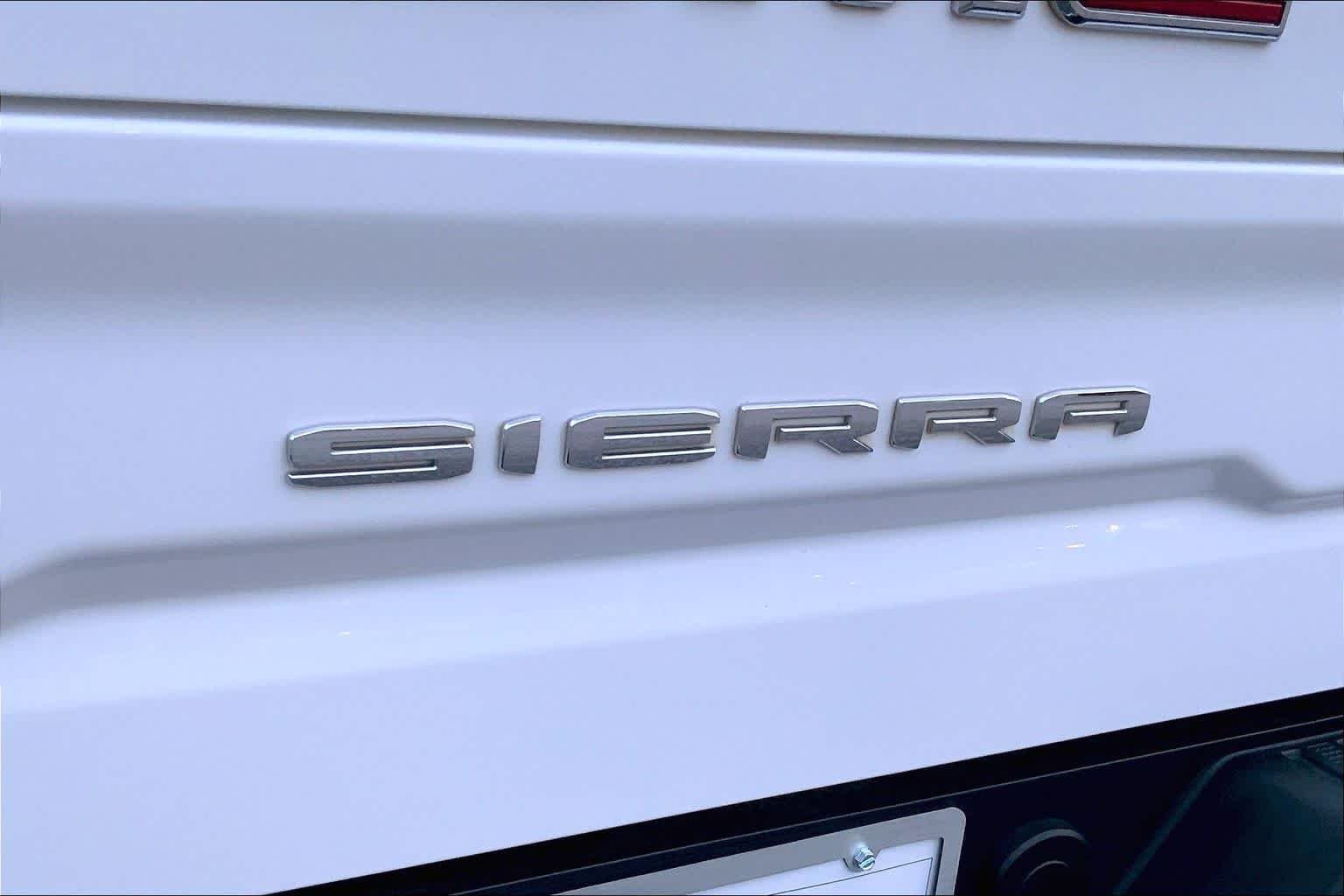 Used 2025 Summit White GMC AT4 image 30