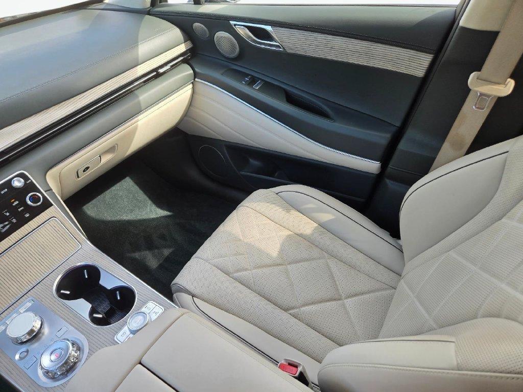 Used 2025 Black Genesis 3.5T Prestige image 21