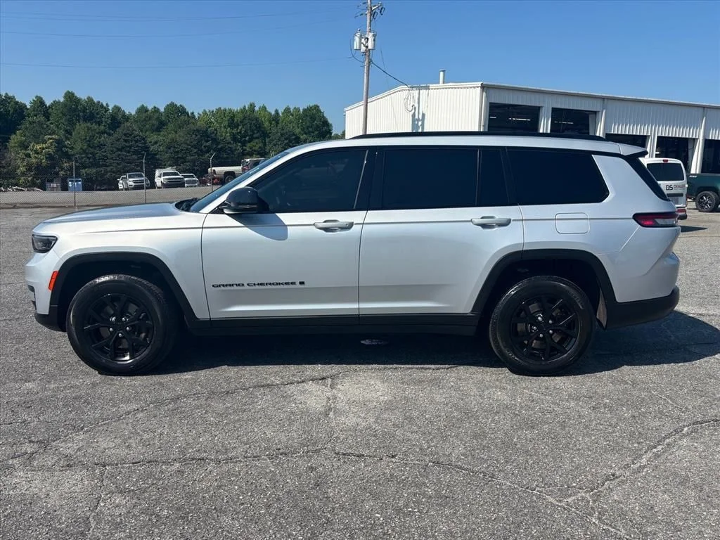 Used 2024 Silver Jeep Altitude image 23