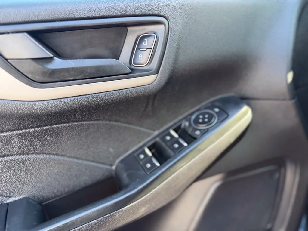 Used 2022 Blue Ford SE image 22