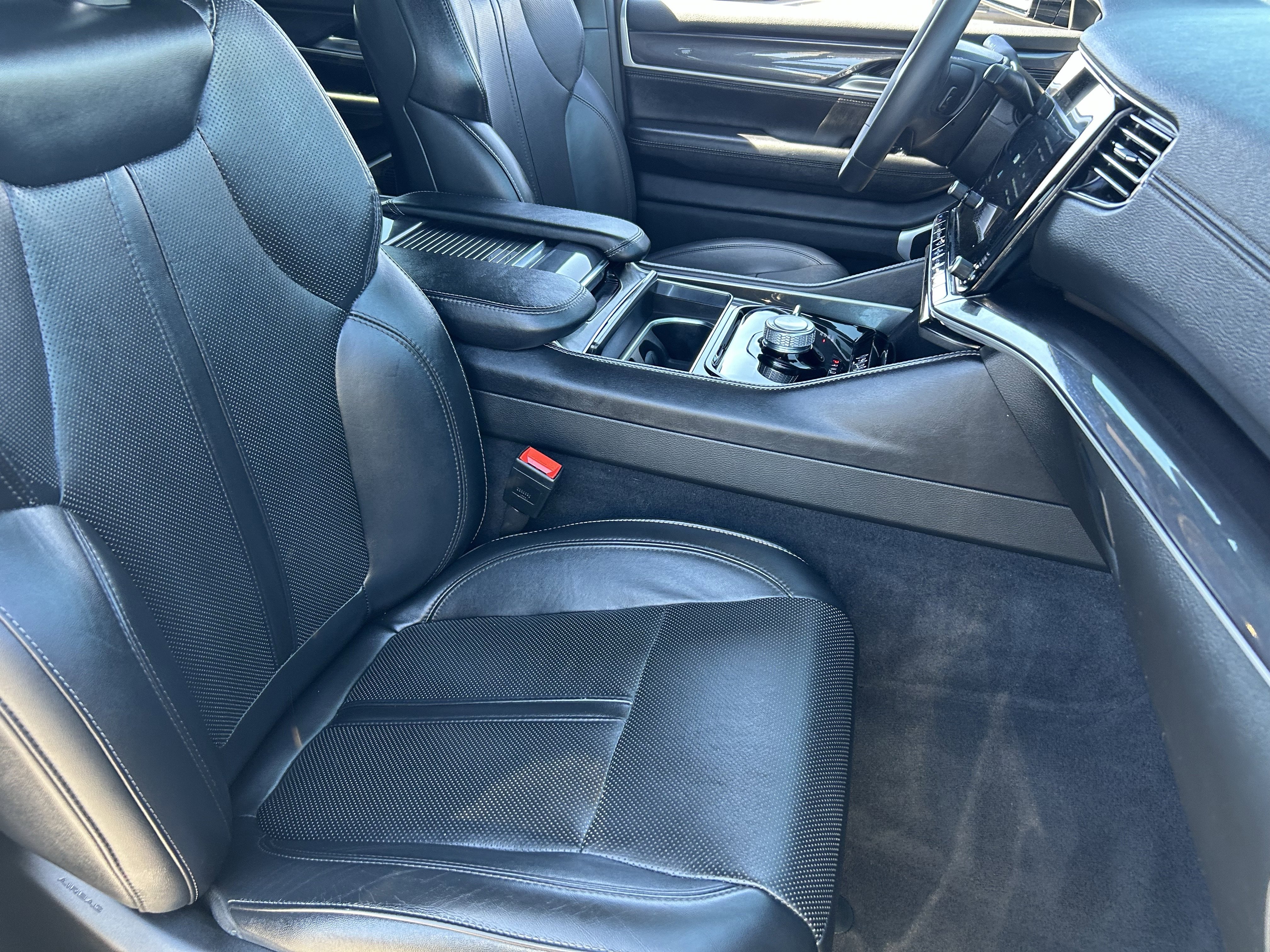 Used 2024 Diamond Black Crystal Pearlcoat Jeep Base image 10