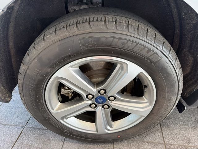 Used 2022 Silver Ford SEL image 6