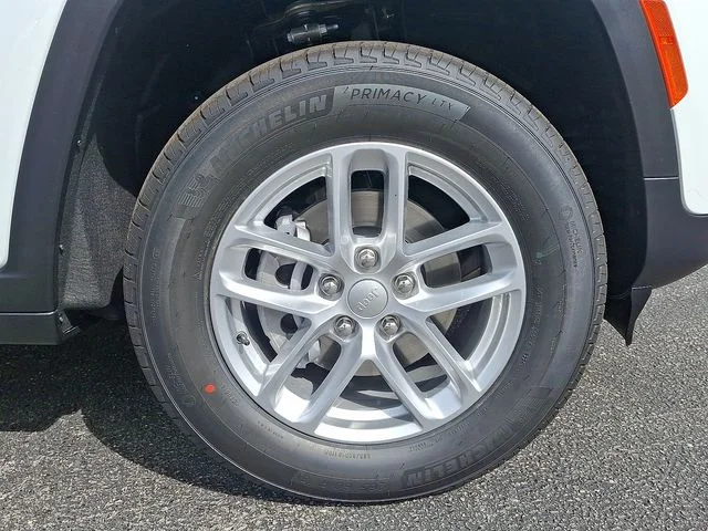 New 2025 White/off-white Jeep Laredo image 9
