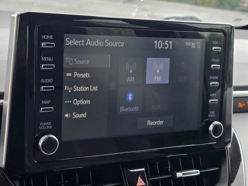 Used 2020  Toyota SE image 18