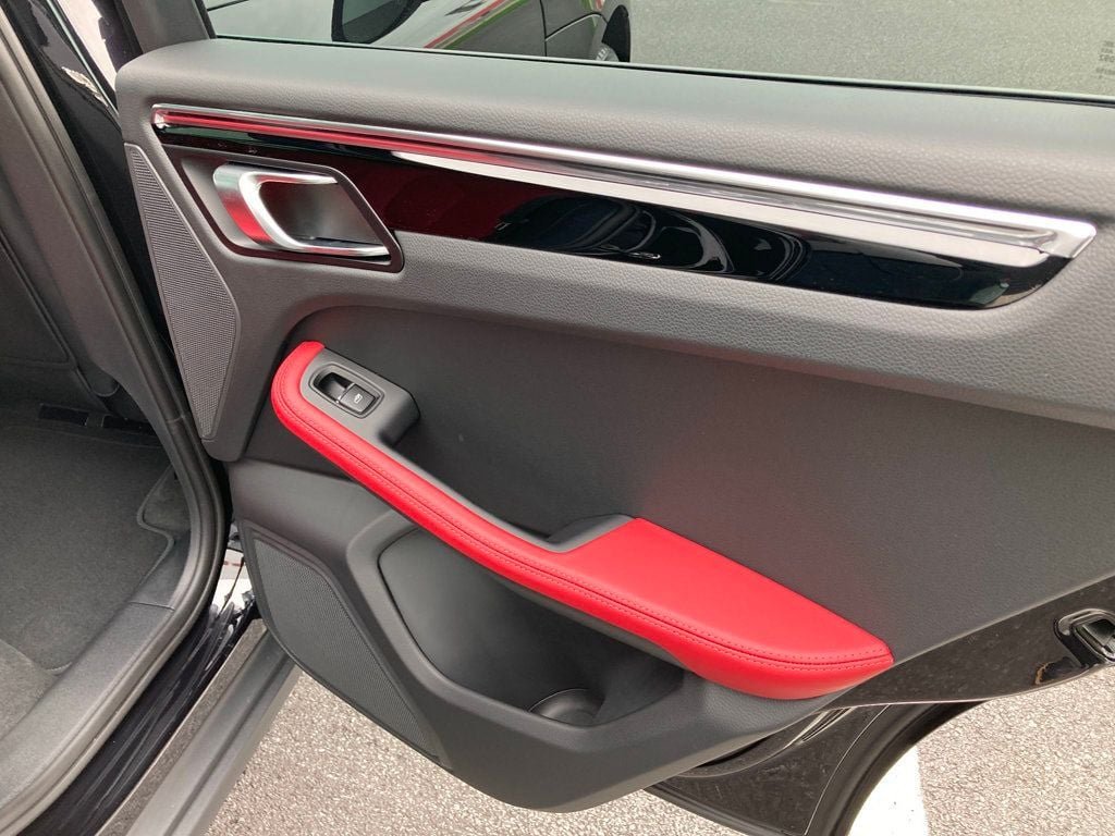 2025 Porsche Macan - Photo 19