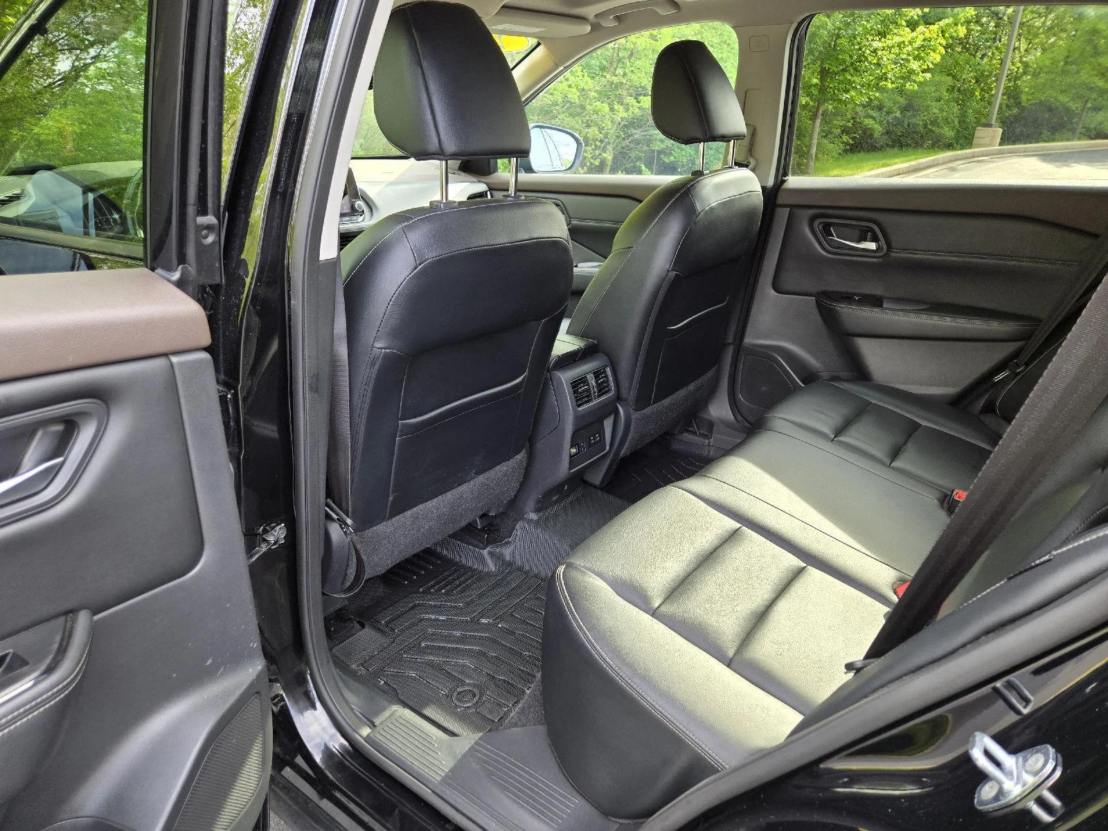 Used 2022 Super Black Nissan SL image 27