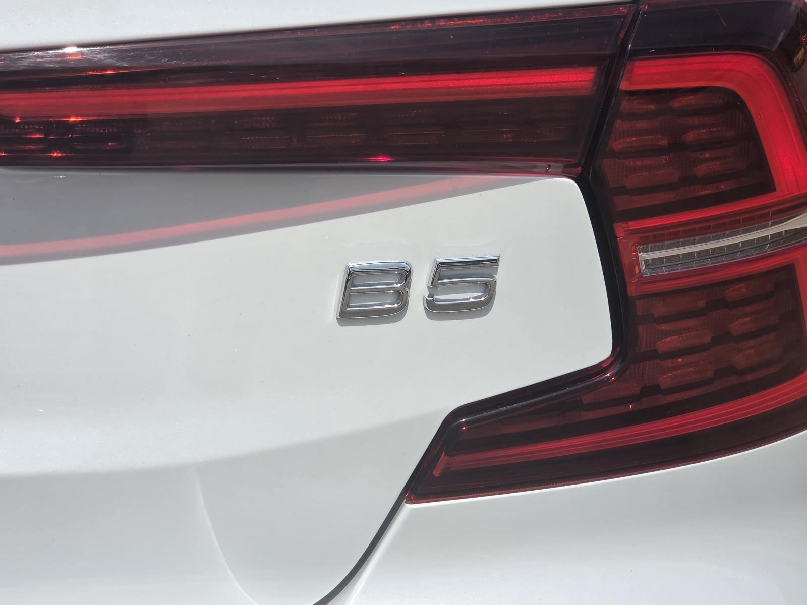 Used 2022 Crystal White Metallic Volvo Inscription image 9