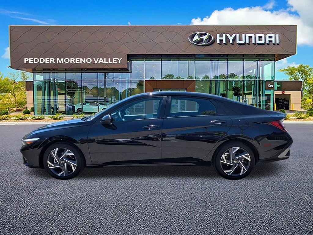 Used 2025 Black Hyundai SEL Sport image 6