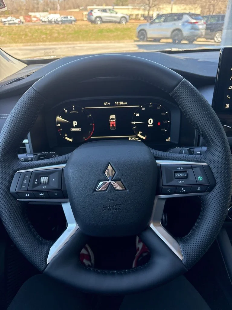 New 2026 Black Mitsubishi SEL 1.5T 2WD image 17