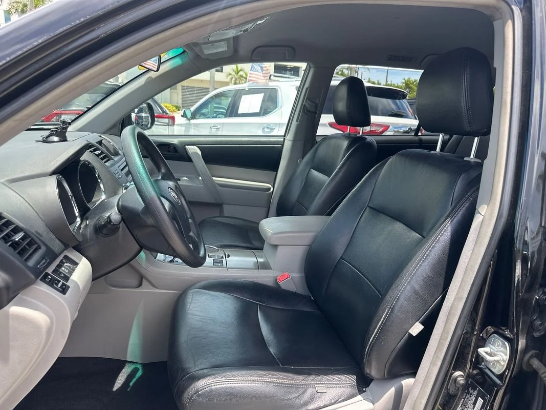 Used 2011  Toyota Base V6 image 15