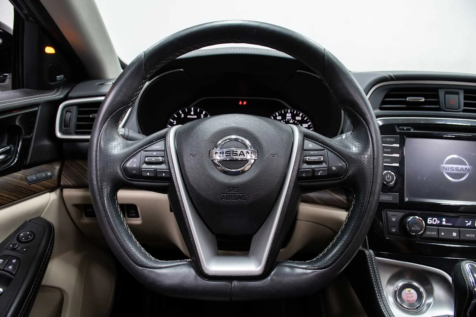 Used 2017 Pearl White Nissan Platinum image 16