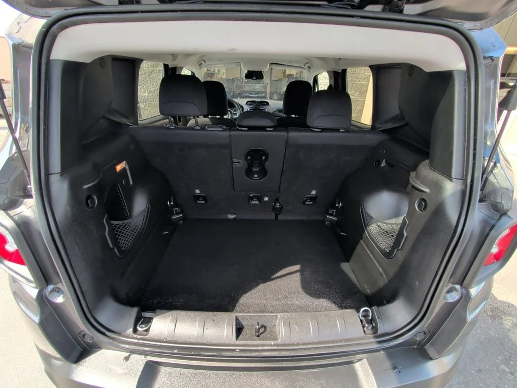 Used 2018 Gray Jeep Latitude image 16
