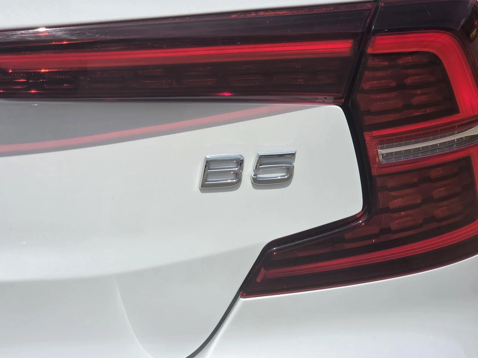Certified Used 2022 Crystal White Metallic Volvo Inscription image 9