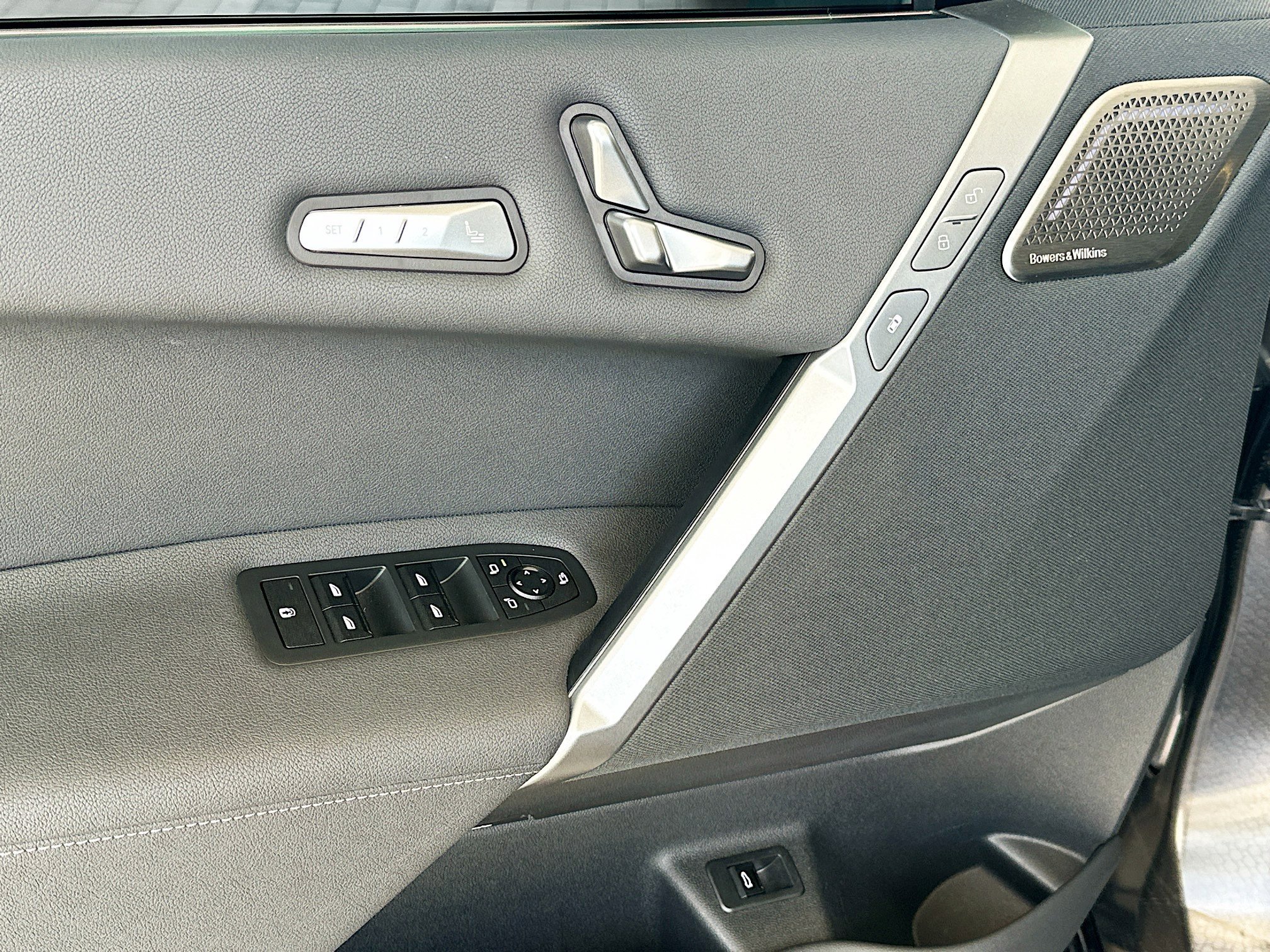 Certified Used 2025 Oxide Grey Metallic BMW M60 image 16