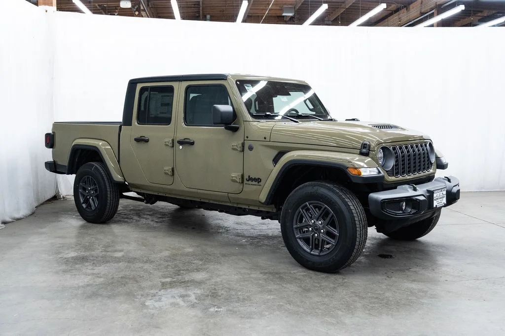 2026 Jeep Gladiator Sport S Auto's photo