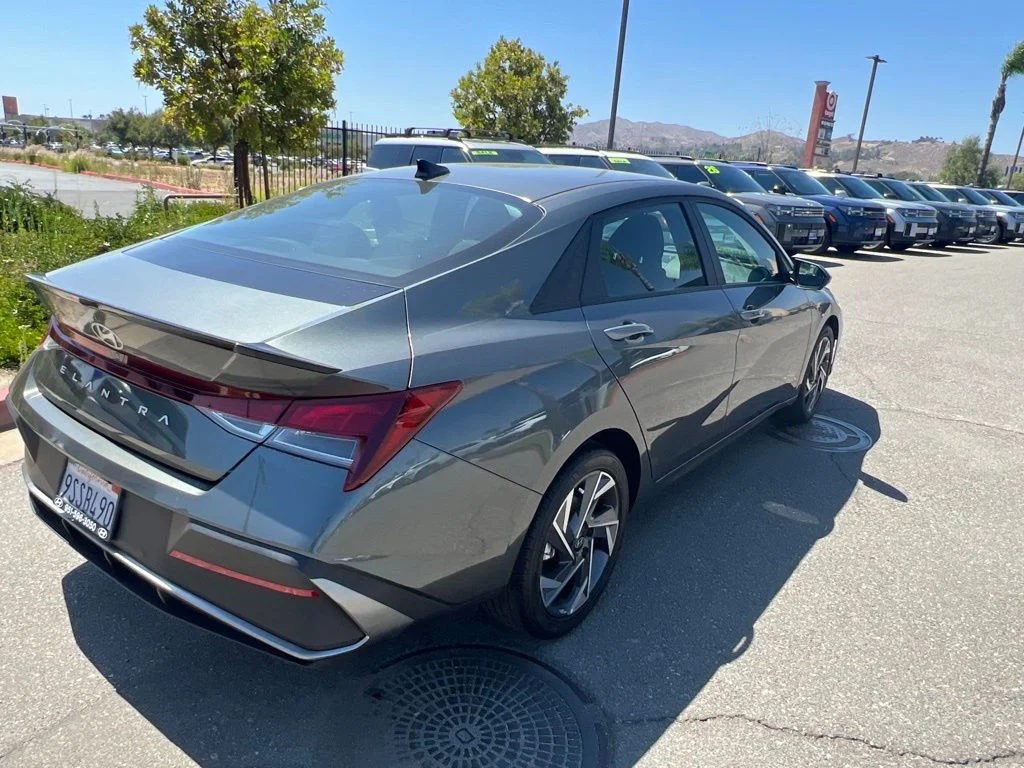 Used 2025 Gray Hyundai SEL Sport image 6