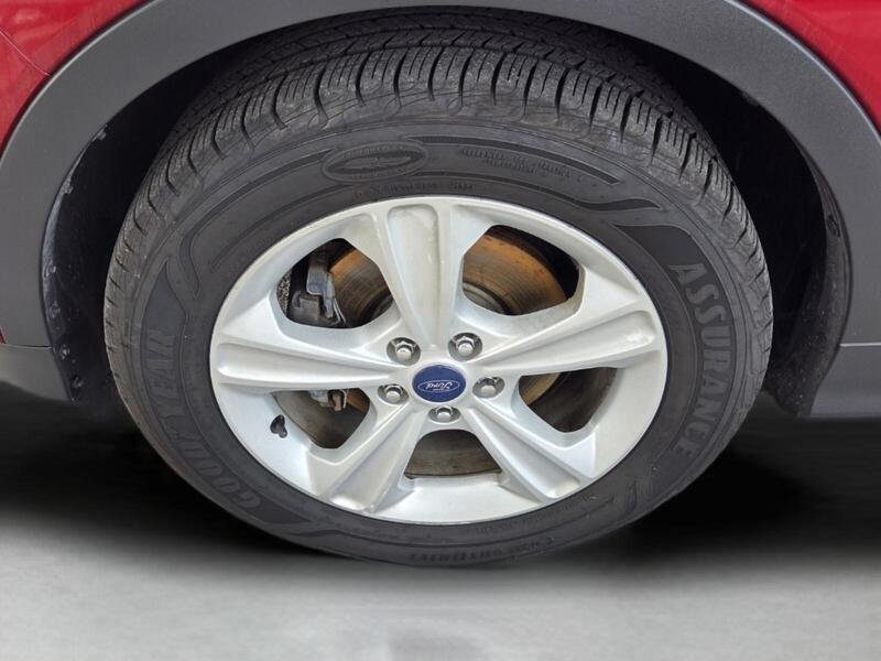 Used 2015 Ruby Red Metallic FORD FWD 4DR SE image 9