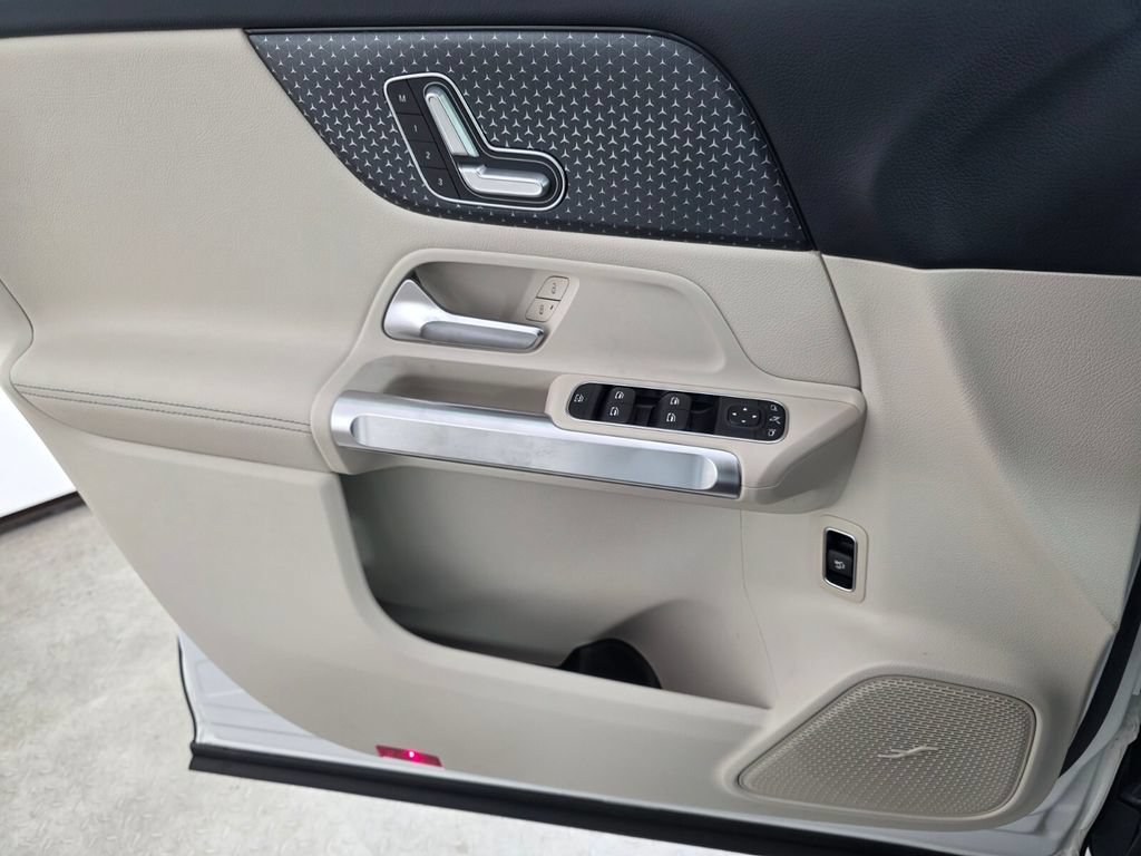 New 2026 Polar White Mercedes-Benz GLB 250 image 32