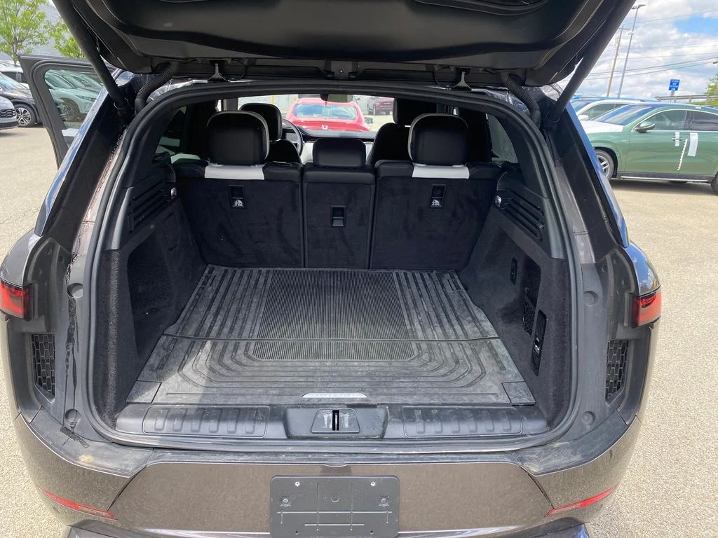 Used 2023 Gray Land Rover SE Dynamic image 23