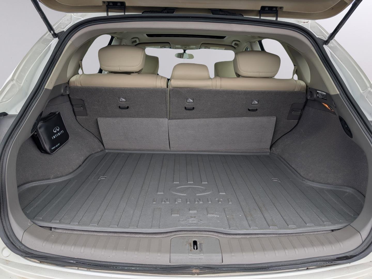 Used 2017 Majestic White INFINITI RWD image 28