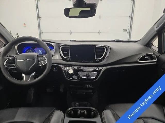 Used 2025 Fathom Blue Pearlcoat Chrysler Select image 13