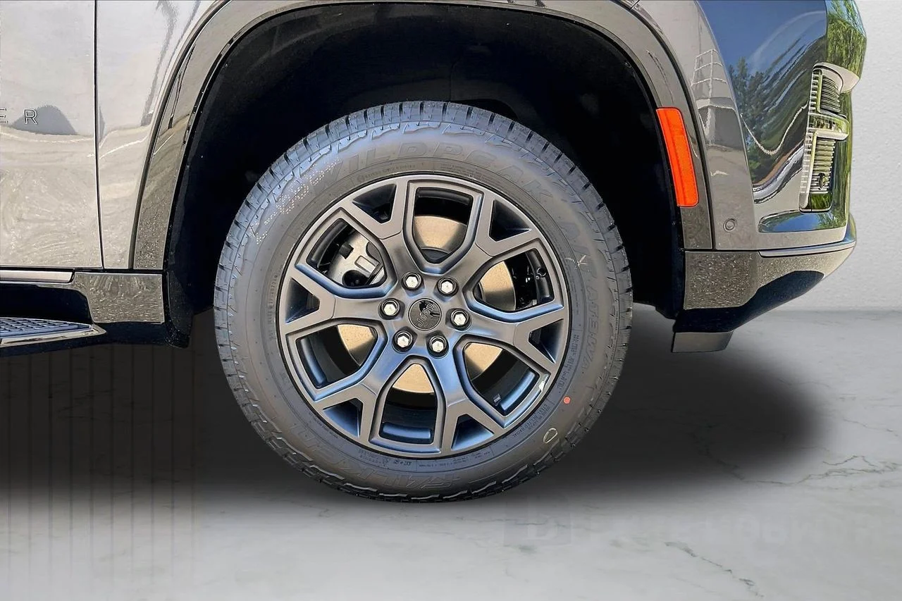 New 2026 Baltic-Gray Metallic Clear-Coat Exterior Paint Jeep Upland image 36