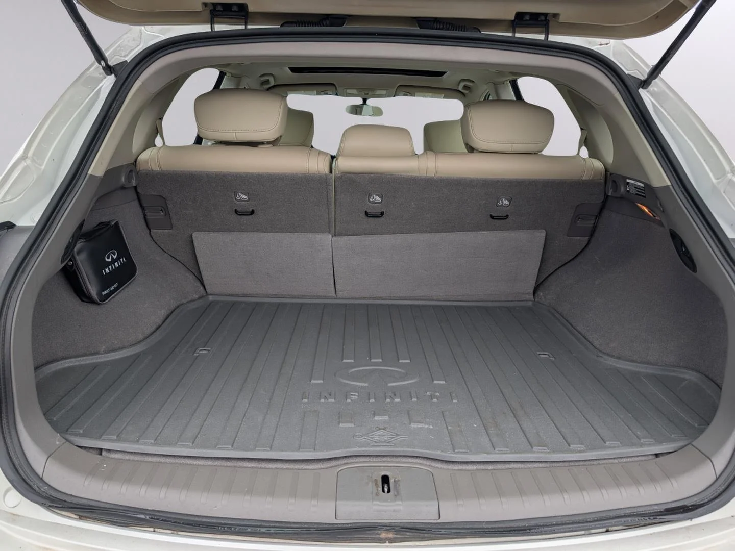 Used 2017 Majestic White INFINITI RWD image 28