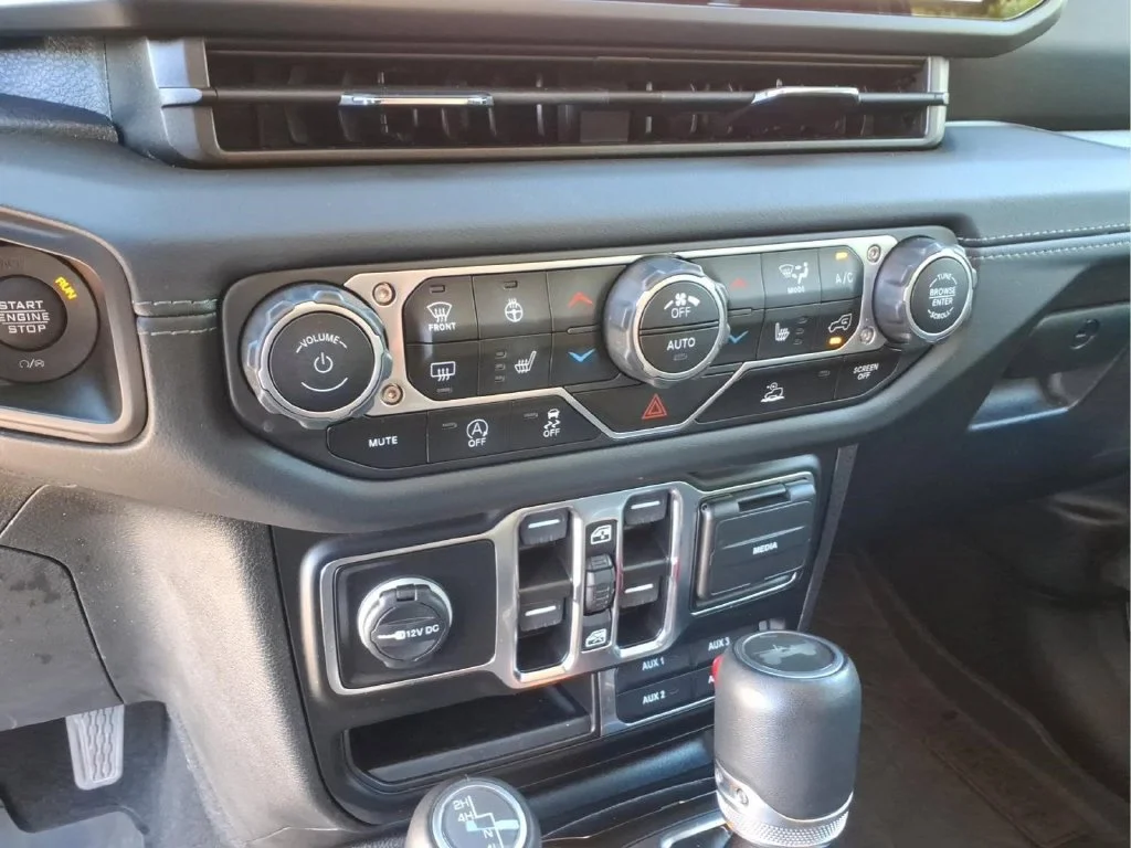 Used 2024 Silver Jeep Sahara image 27