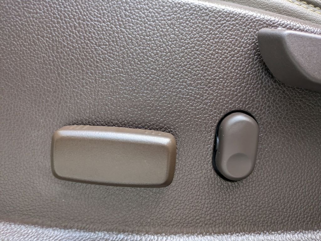 Used 2022 White GMC Denali image 20