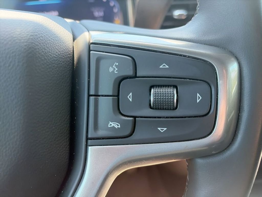 Used 2025 White Chevrolet LT image 24