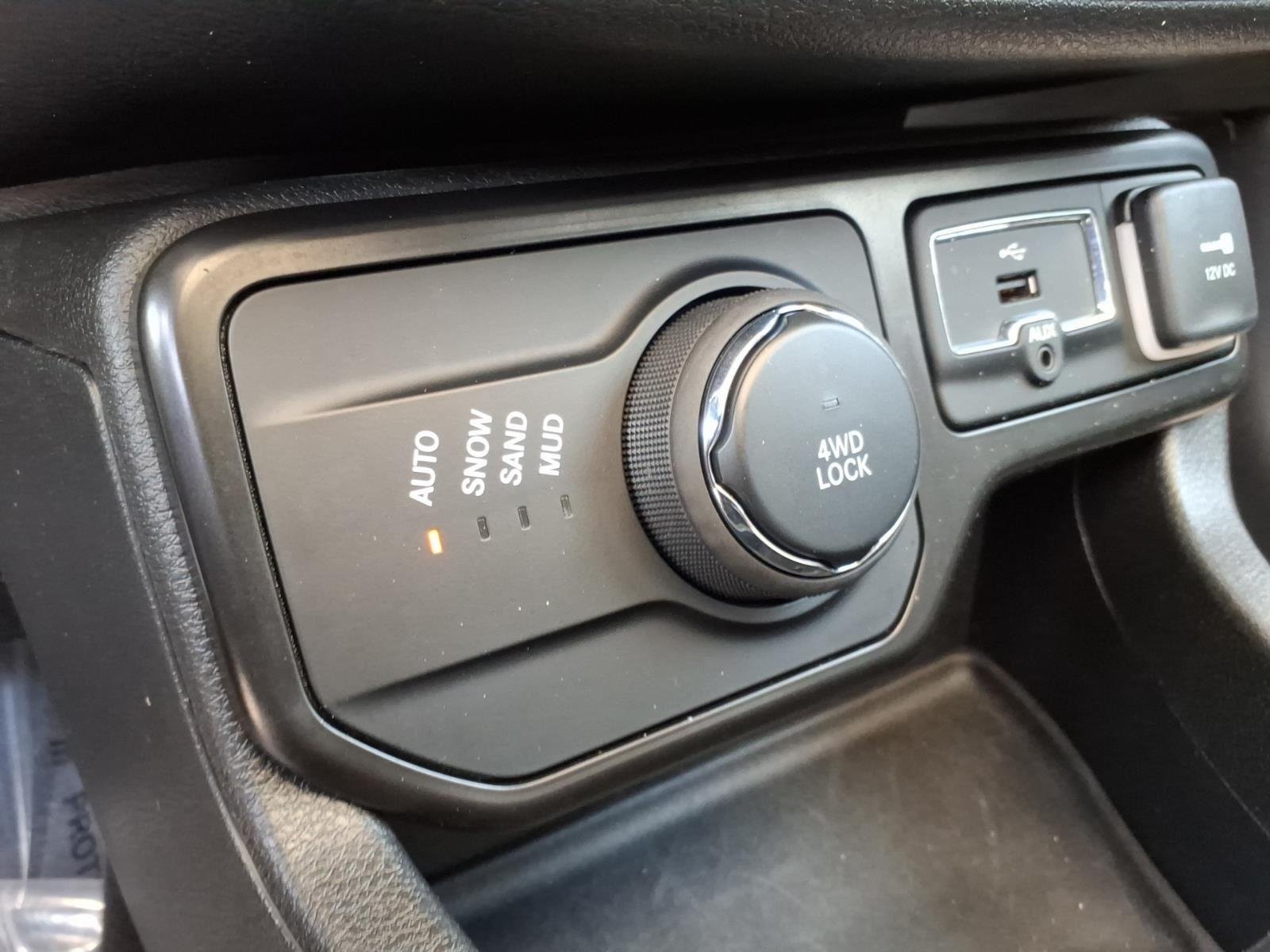 Used 2022 Alpine White Clearcoat Jeep Limited image 9