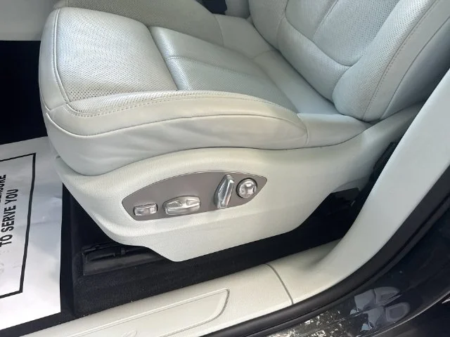 Used 2025  Porsche Base image 30