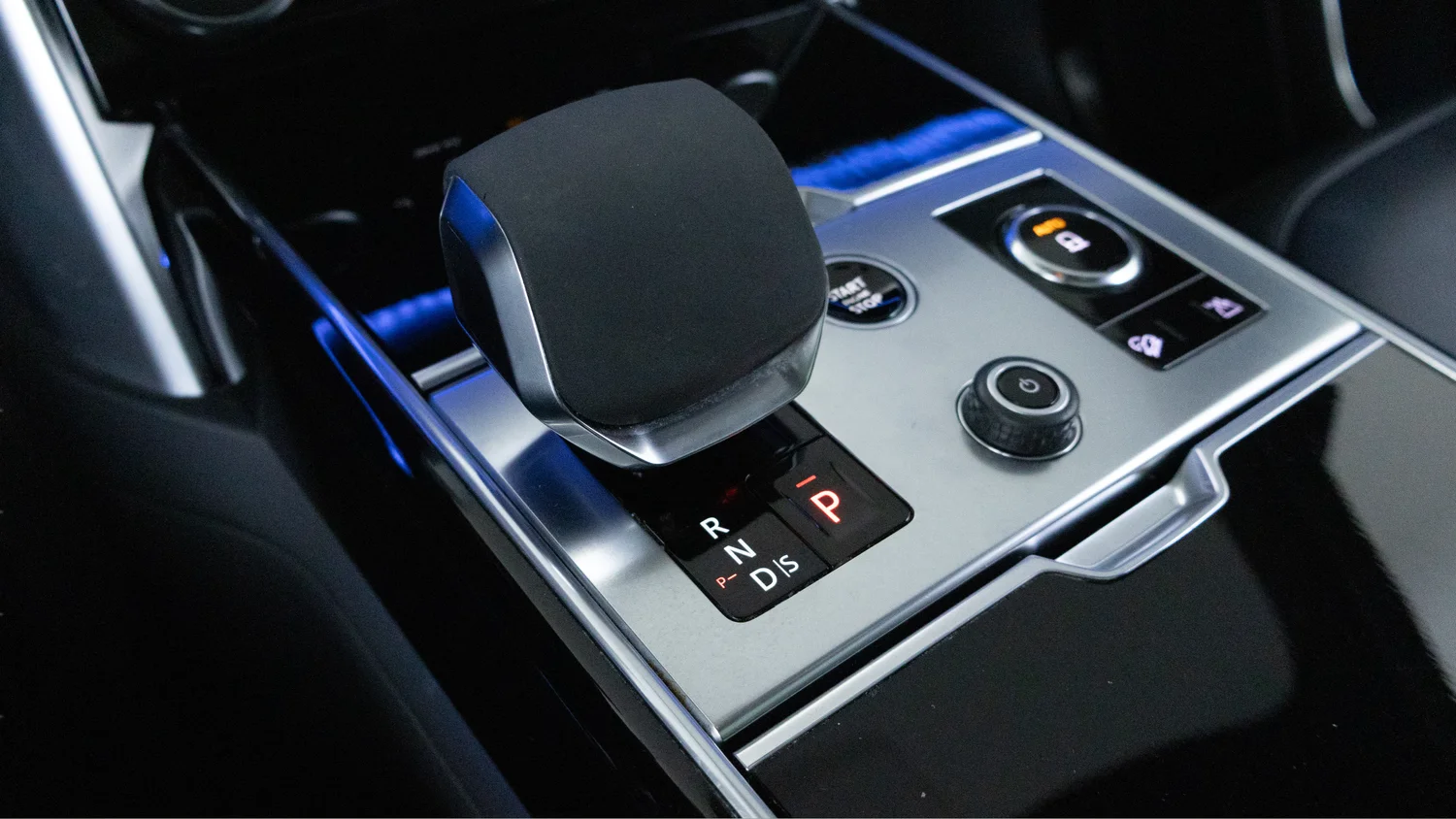 Used 2023 Blue Land Rover SE image 14