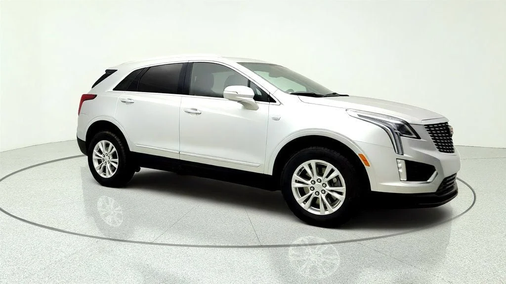 Used 2020 Radiant Silver Metallic Cadillac FWD 4dr Luxury image 3