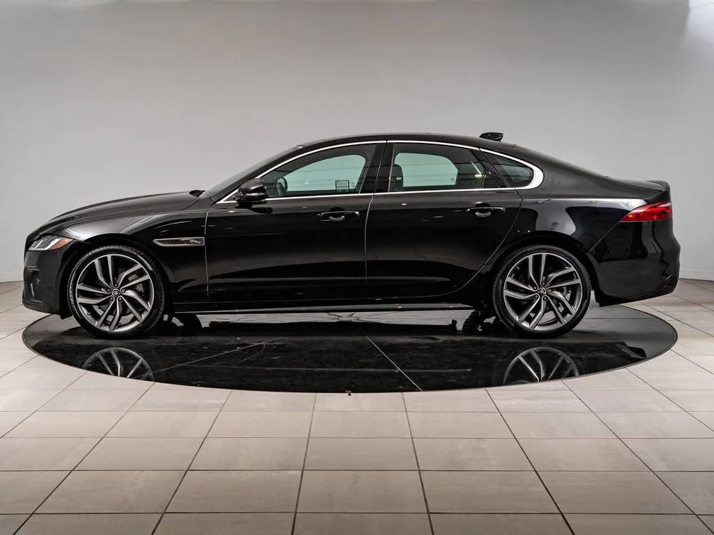 Used 2024 Santorini Black Metallic Jaguar R-Dynamic SE image 5
