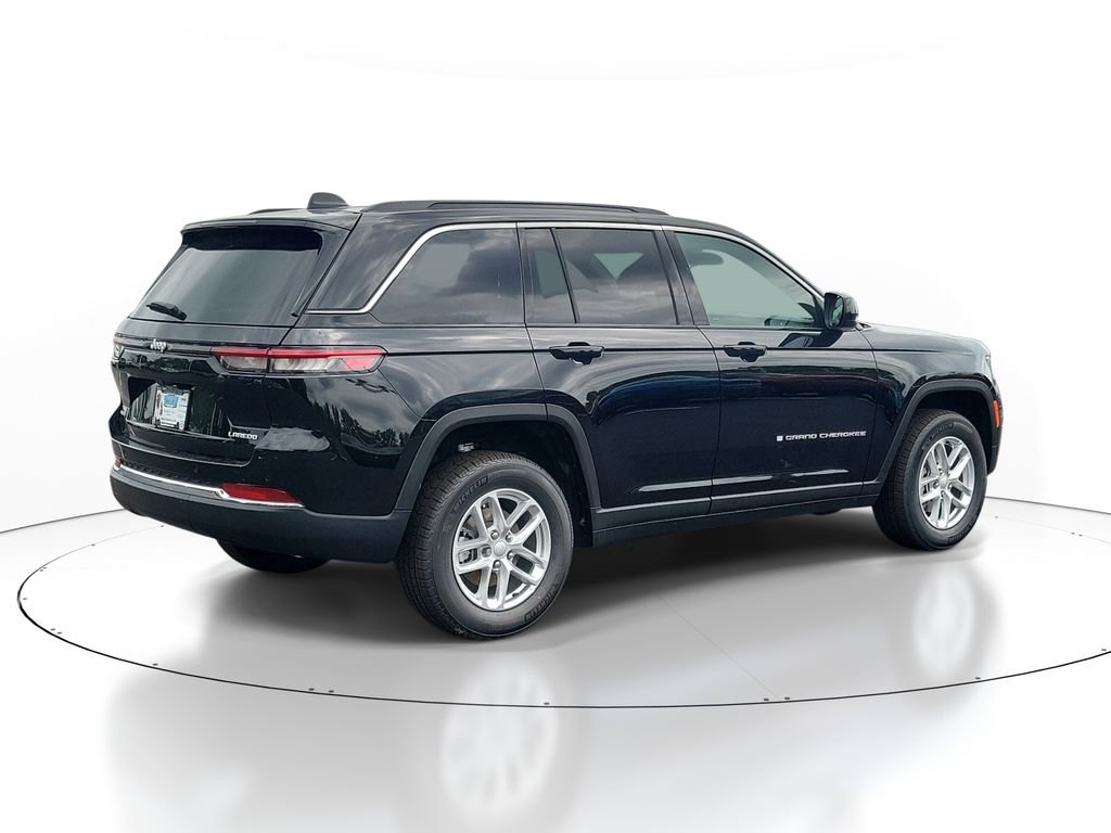 New 2026 Diamond Black Crystal Pearl-Coat Exterior Paint Jeep Laredo X image 4