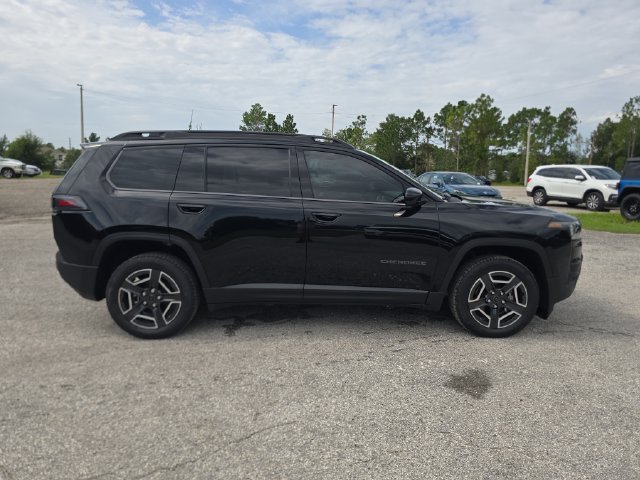 New 2026 Diamond Black Crystal Pearl-Coat Exterior Paint Jeep Laredo image 3